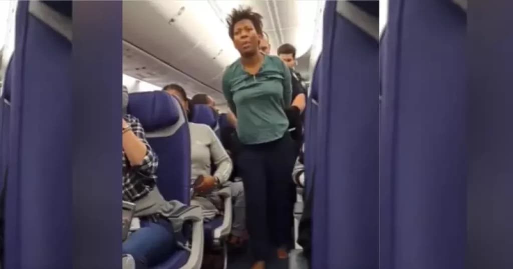Passageira é presa por tentar abrir porta de avião durante voo “sob ordens de Jesus”