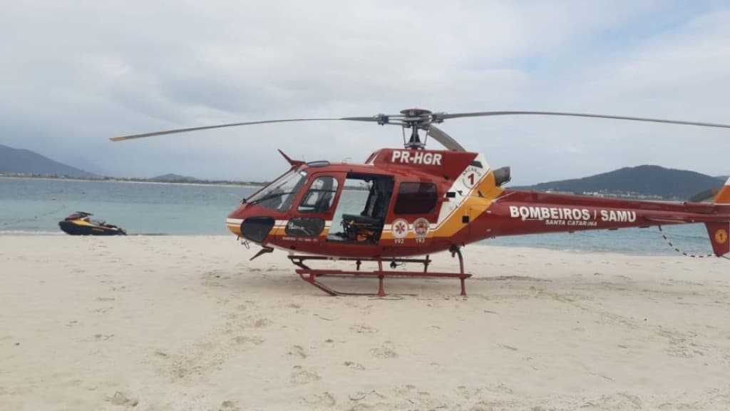 Homem é resgatado pelo Arcanjo após passar mal em praia de  Florianópolis
