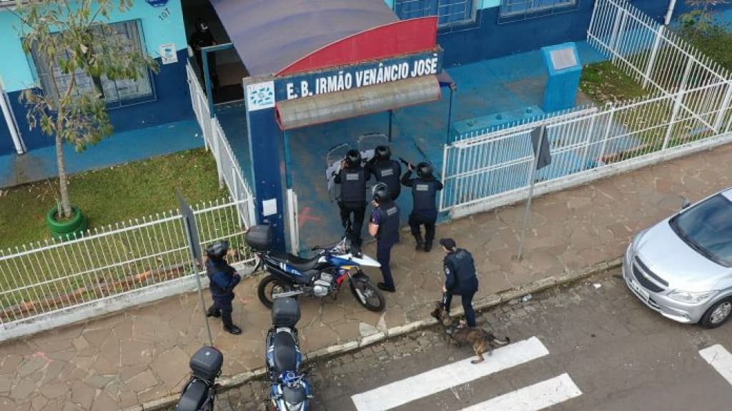 Guarda Municipal simula invasão em escola visando a segurança dos alunos