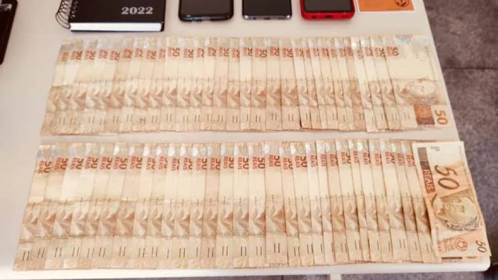 Casal que prometia cura de doenças em troca de dinheiro é preso em SC