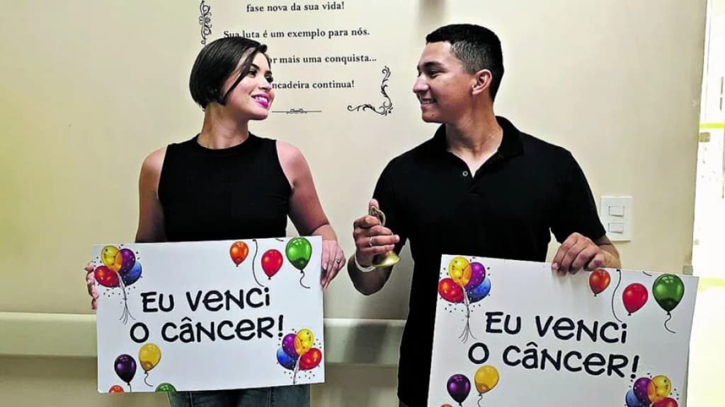 Casal vence o câncer e bate o “sino da vitória” juntos