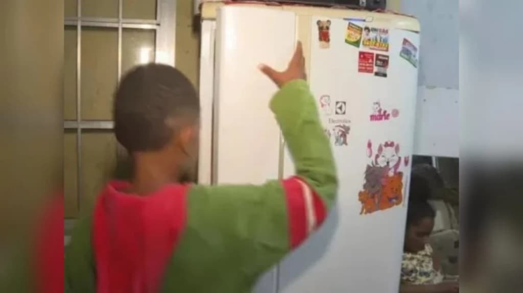 Menino de 11 anos liga para a polícia e pede comida para a família