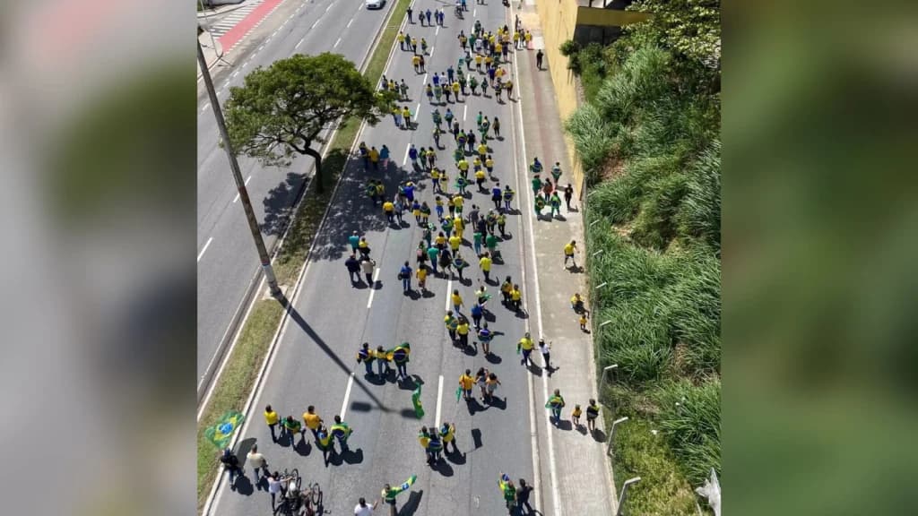 Após protesto em frente a Exército, em Florianópolis, manifestantes ocupam ponte e Beira-Mar