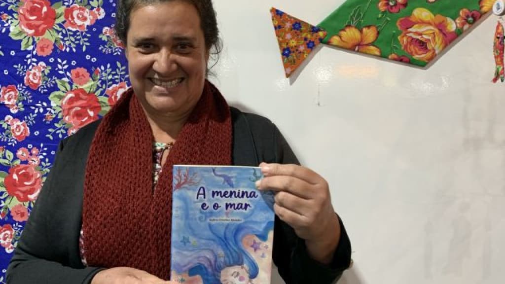 “A menina e o mar”: Pescadora catarinense lança seu primeiro livro