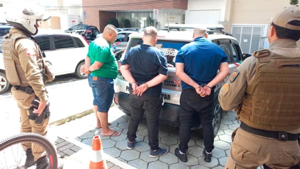 Estelionatários são presos aplicando golpe em idoso na cidade de Itapema