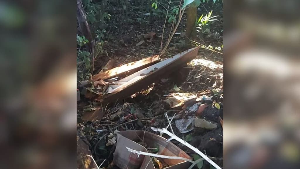 Caixão abandonado do lado de fora de cemitério assusta moradores