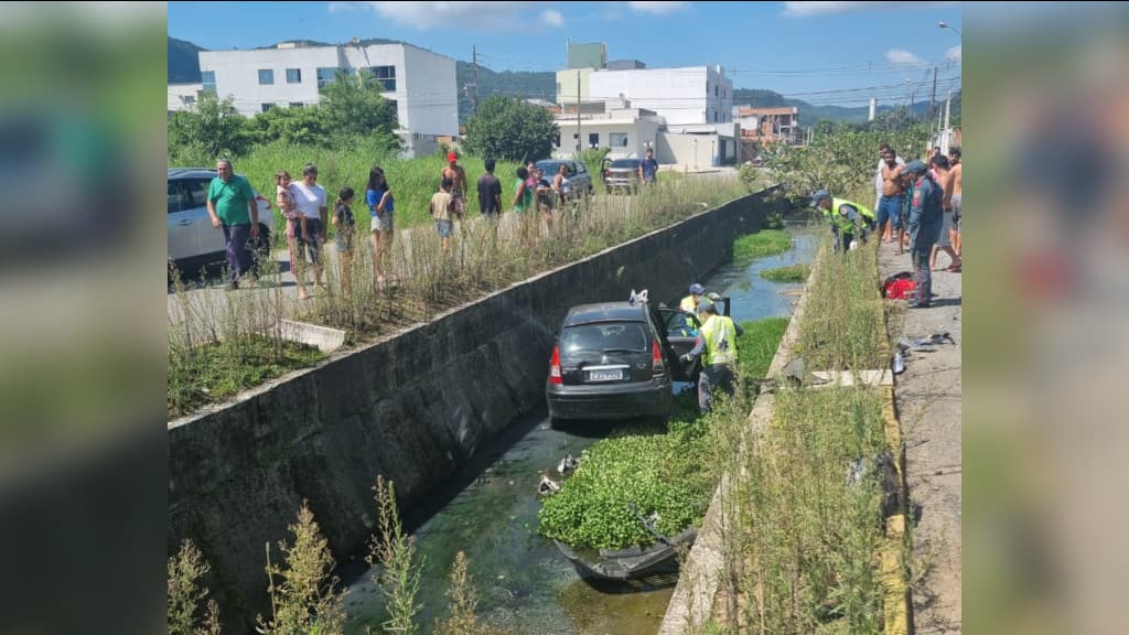 Carro cai em vala após colisão em Camboriú e deixa mulher ferida