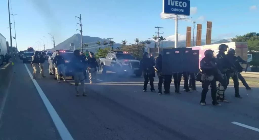 Bloqueio na BR-101 em Palhoça é desobstruído com uso da força