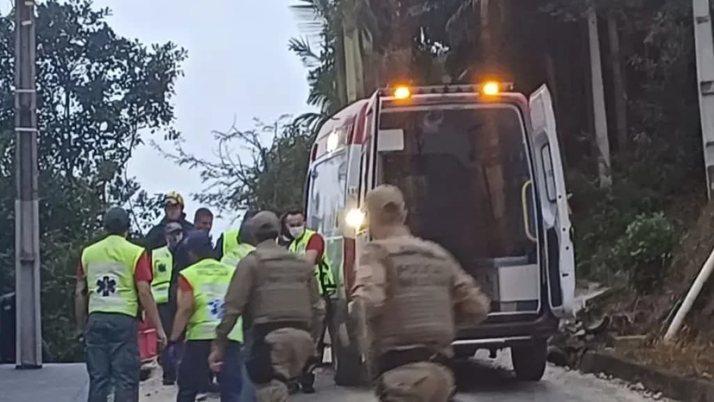 Caminhão bate em poste e mulher sofre descarga elétrica