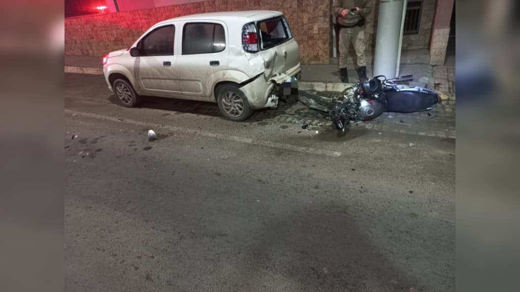 Motociclista colide com carro parado e fica inconsciente