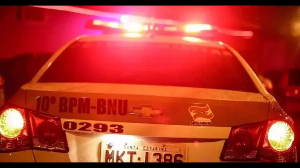 Casal é preso por abandonar duas crianças dentro de carro em frente a balada