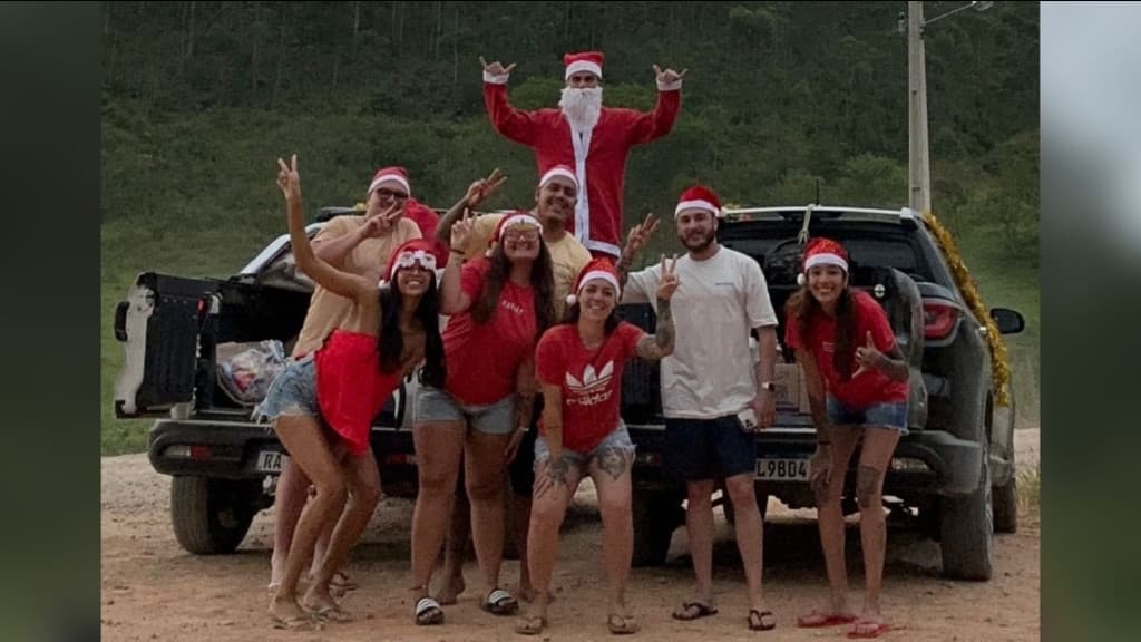 Jogador do Grêmio entrega presentes de Natal pelas ruas de Tijucas