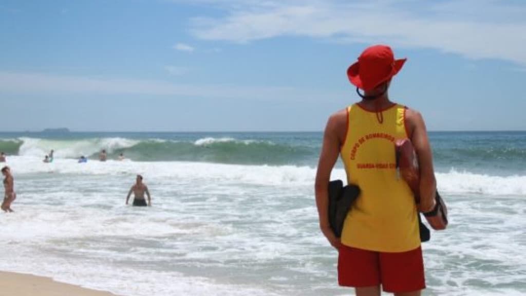 Mulher  perde o marido no mar  enquanto pilotava jet ski e pede ajuda dos bombeiros