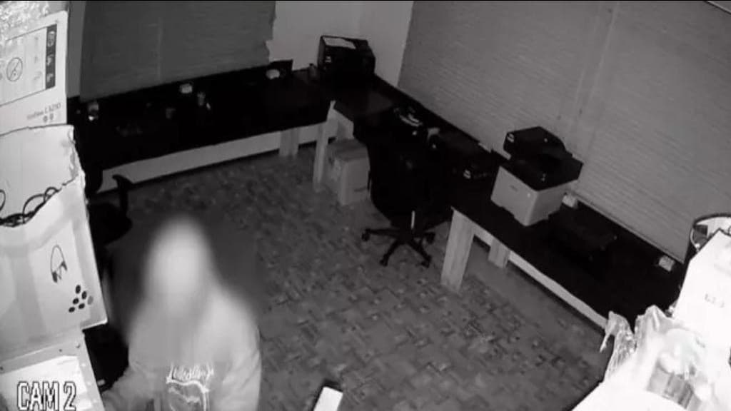 VÍDEO: Ladrão invade loja, faz a limpa e aproveita para jantar