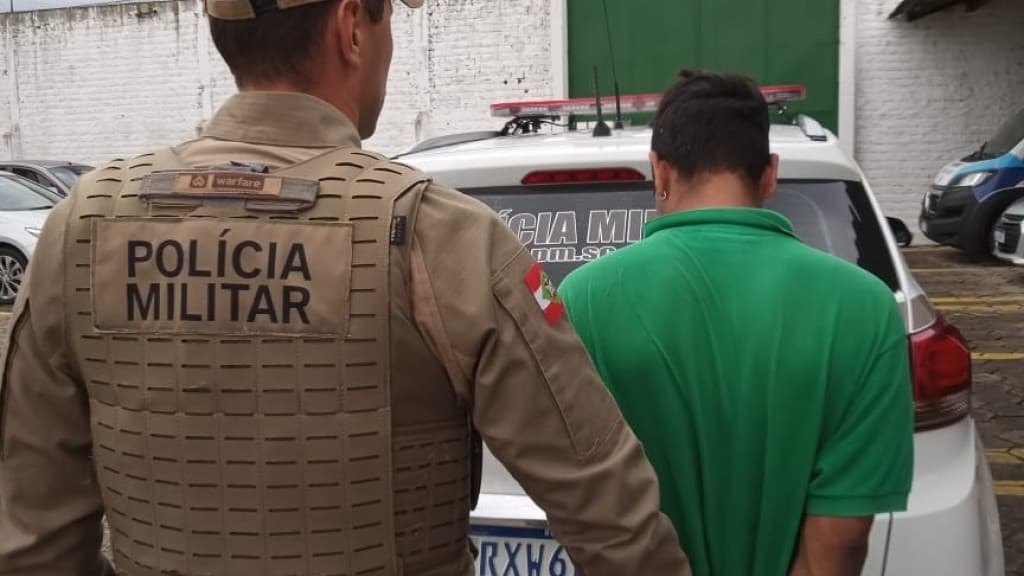 Foragido tenta se esconder atrás de tapume em Porto Belo mas acaba preso