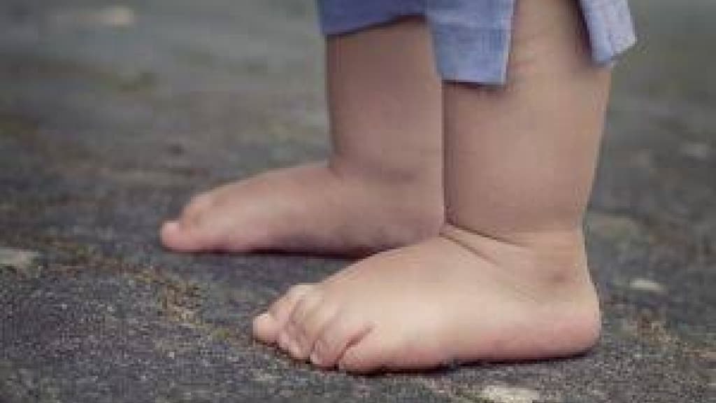 Bebê de 9 meses é atropelado pelo carro da própria família