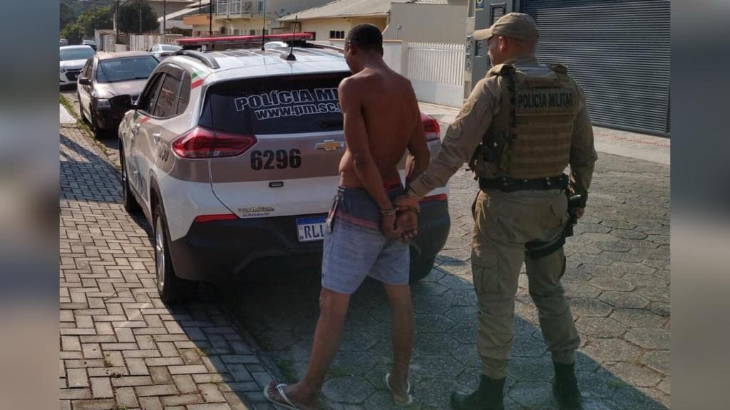 Traficante é preso com com dinheiro e droga dentro da cueca em Porto Belo