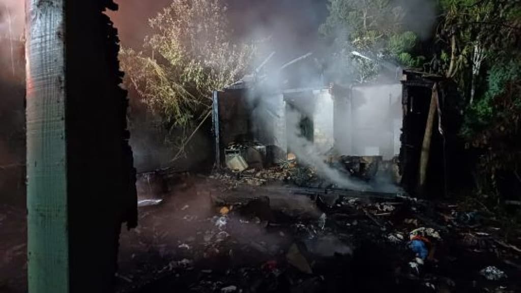 Homem lança coquetel molotov enquanto bombeiros combatiam incêndio em residência
