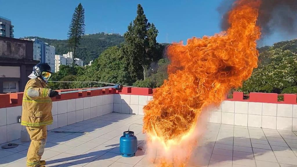O perigo invisível da cozinha: Nunca jogue água em óleo quente