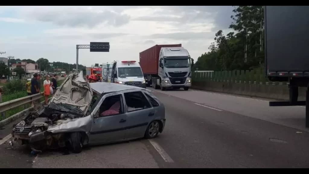 Motorista é arremessado após capotar veículo na BR-101