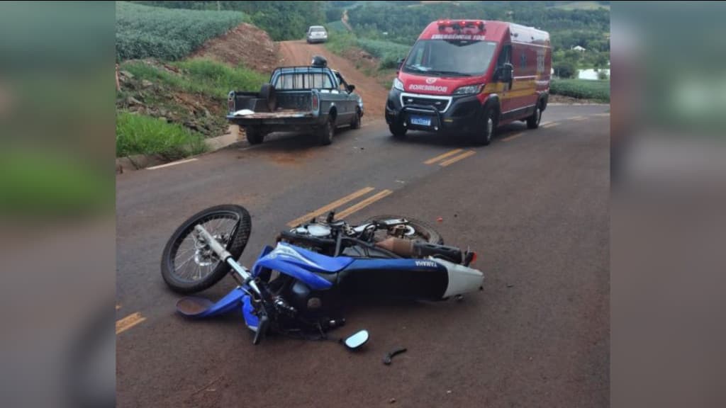 Colisão frontal entre motocicleta e picape deixa ferido