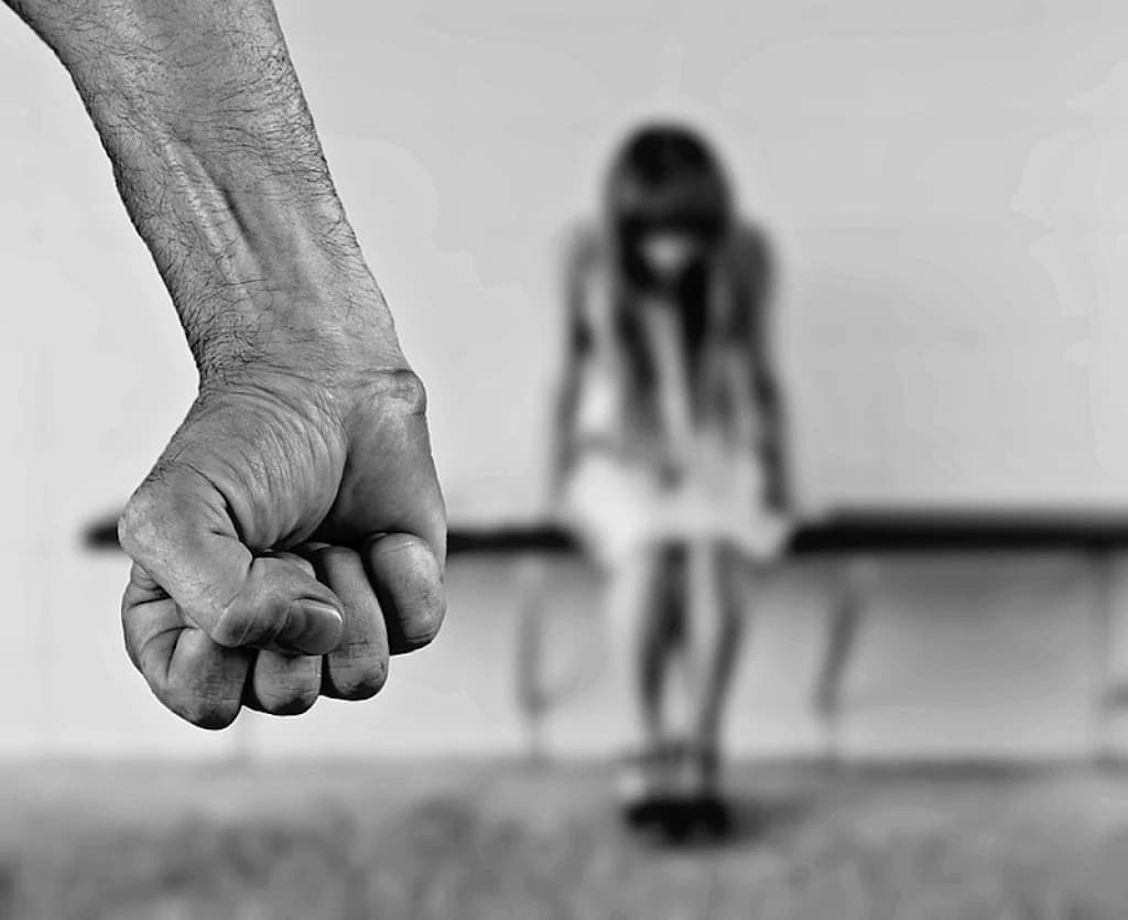 Filha é estuprada pelo próprio pai após convite de reencontro “por amor”