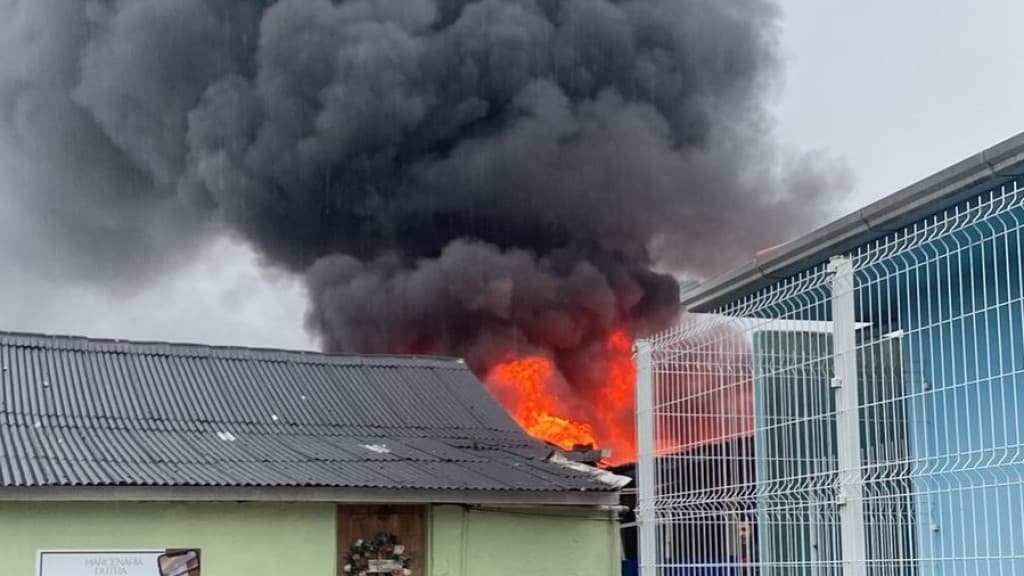 URGENTE: Mãe com três filhos perde tudo em incêndio em Tijucas