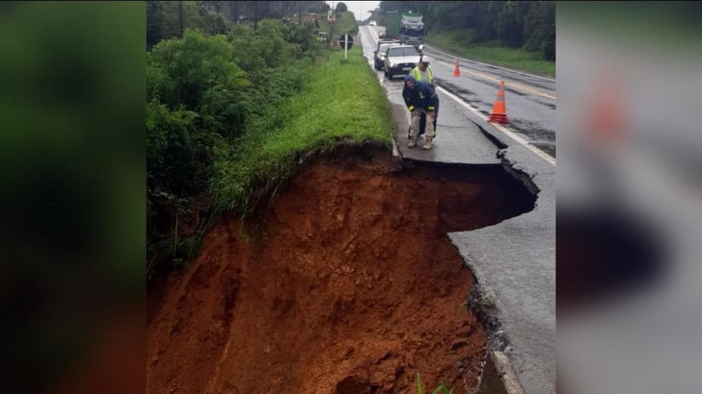Chuvas intensas abrem cratera na BR-280 e deixa mais de 25 rodovias afetadas em SC