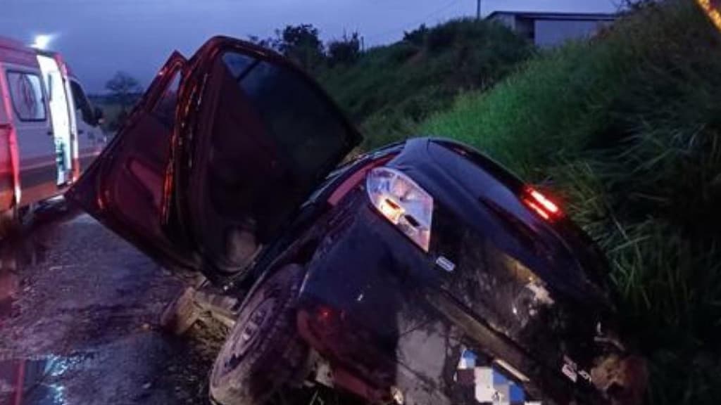 Motorista morre após carro colidir com barranco na BR-470, em Pouso Redondo