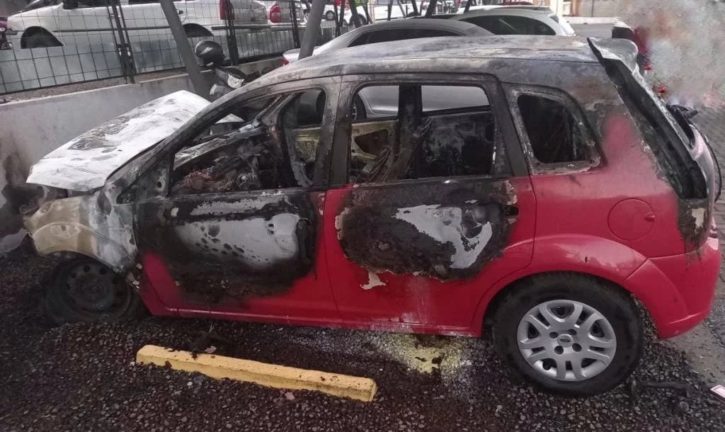 Homem é suspeito de atear fogo no carro da ex-companheira