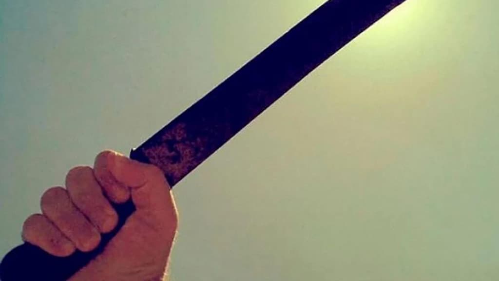 Marido bêbado persegue mulher com facão pela rua e ameaça esfaquear vizinhança