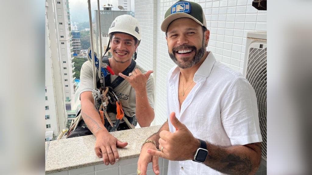 Cantor Marcos, da dupla Marcos & Belutti, surpreende trabalhador em Balneário Camboriú
