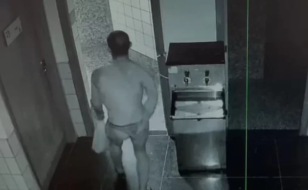VÍDEO: Homem vestindo apenas calcinha é flagrado furtando escola
