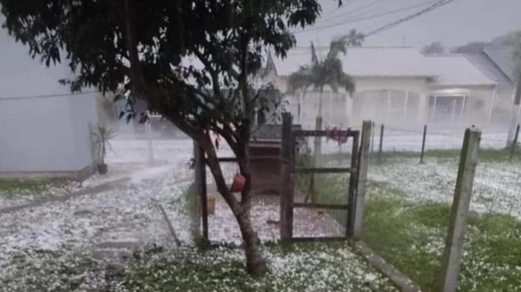 Forte chuva e granizo atinge o RS e temporal se desloca para SC