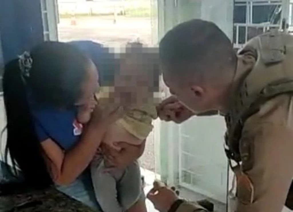 VÍDEO: Bebê de 6 meses engasga com papel e recebe ajuda da PMRV em SC