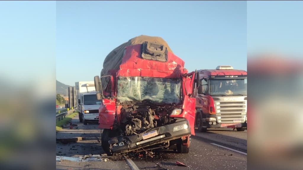 Acidente na BR-101 deixa caminhoneiro morto
