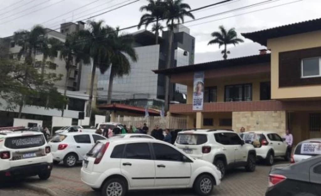 Criminosos invadem comitê de campanha de candidato a deputado em SC