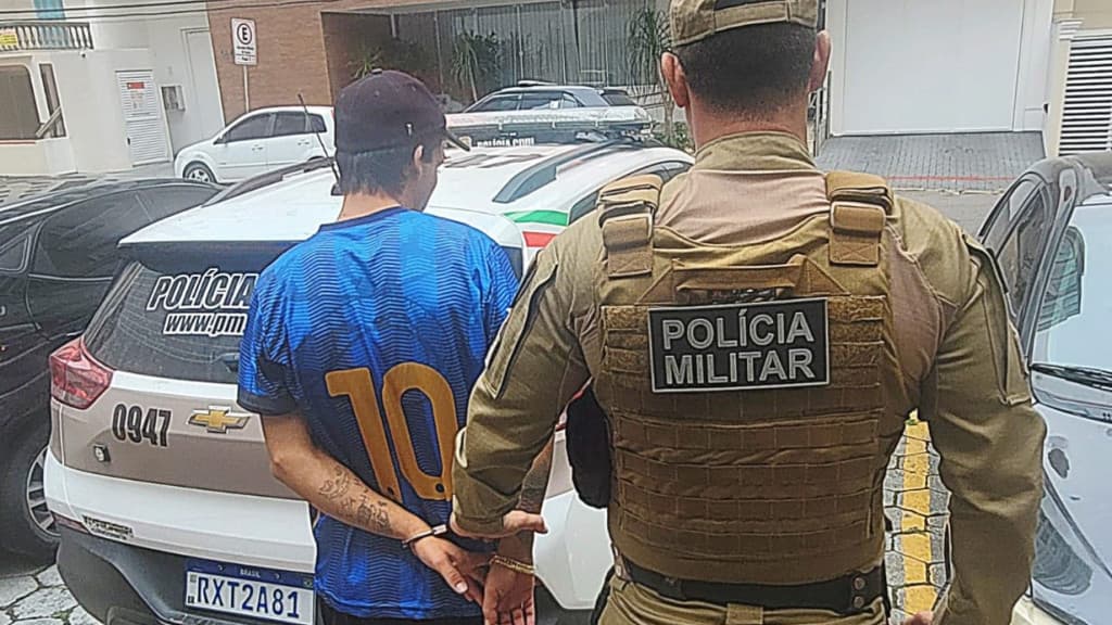 Rapaz larga obra para viver do tráfico em Itapema e acaba atrás das grades
