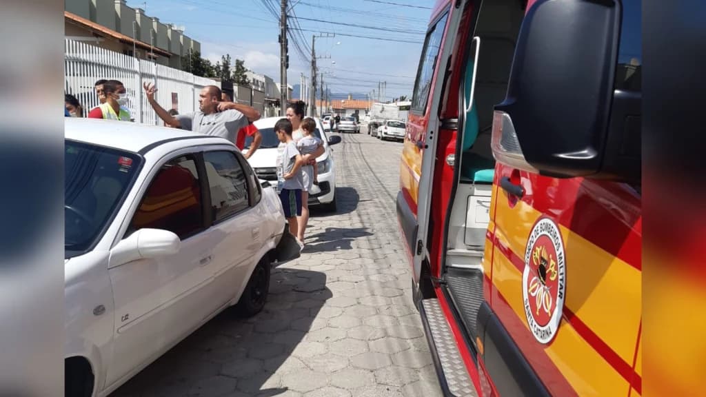 Motorista bate em veículo estacionado e homem é atropelado em Tijucas