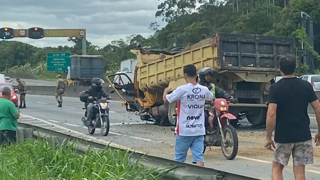 Caminhão bate em mureta e causa filas na BR 101