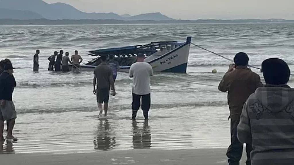 Do desespero à esperança: Pescadores buscam ajuda para construir novo barco após naufrágio