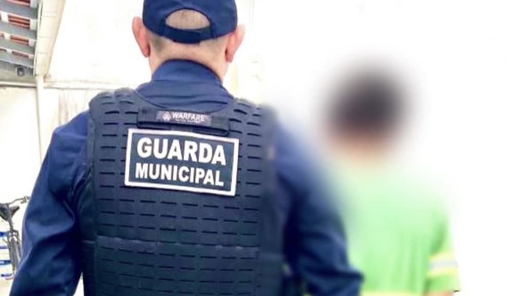 Homem é detido em Porto Belo após atirar pedras contra parente e xingar pessoa com deficiência