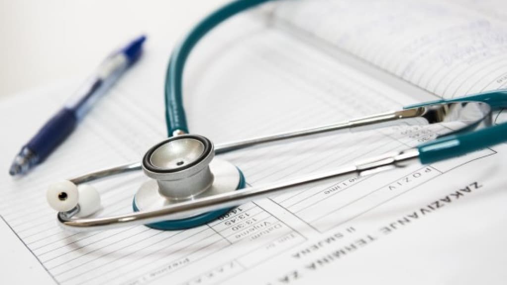 Médica que desviou remédios e exames do SUS para familiares trabalhará de graça