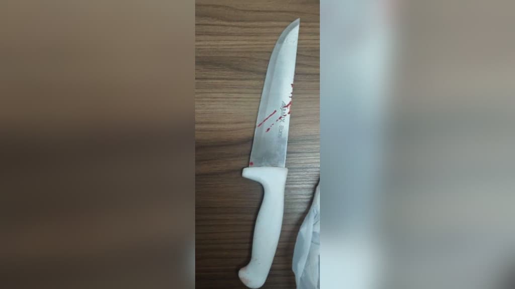 Homem leva facada ao pegar celular da ex-esposa em Balneário Camboriú