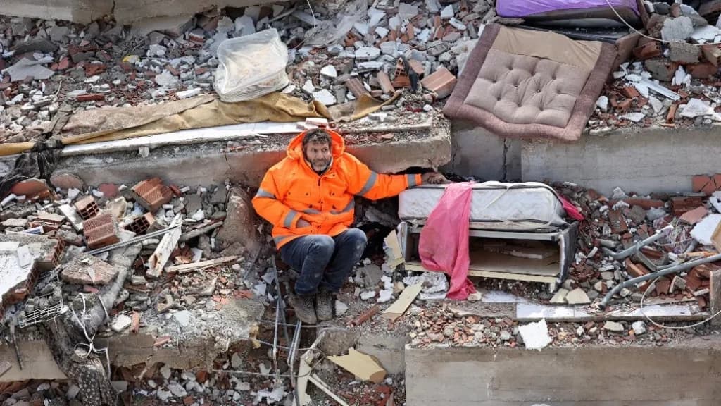 Pai segura mão de filha morta enquanto aguarda resgate após terremoto na Turquia