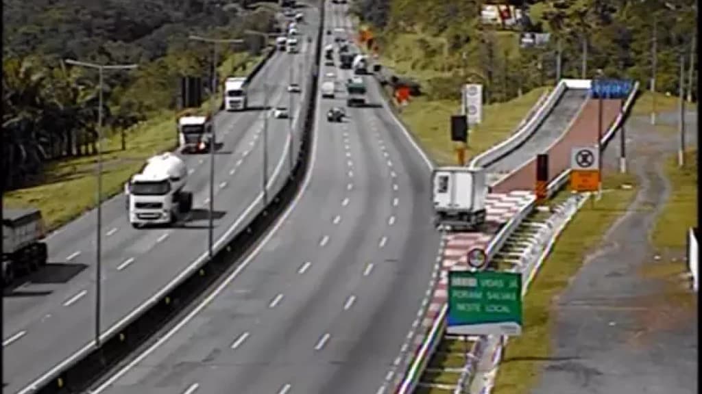 Manutenção na área de escape deixa BR-376 interditada entre PR e SC