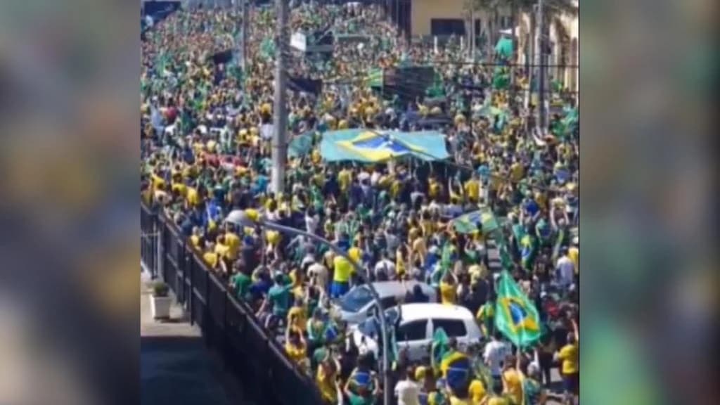 VÍDEO: Multidão se reúne para protestar em Itajaí