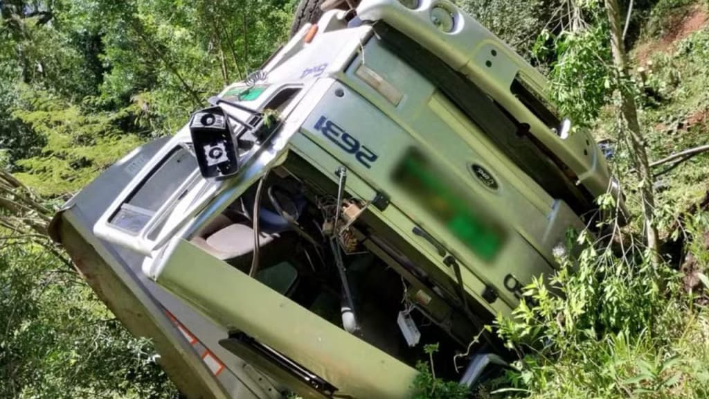 Motorista morre após caminhão despencar em ribanceira