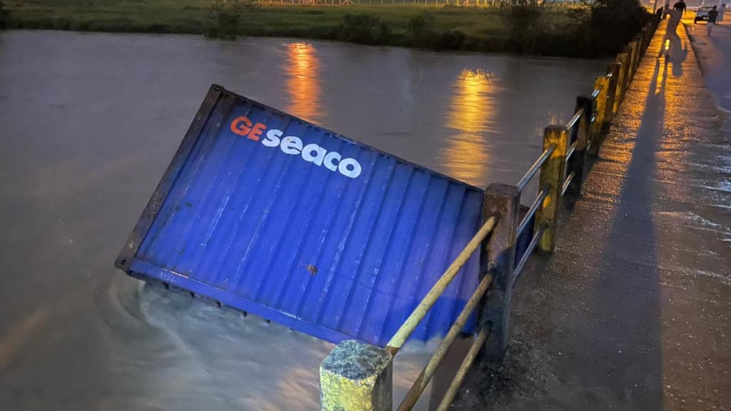 Correnteza do Rio Itajaí-Mirim arrasta contêiner em Brusque