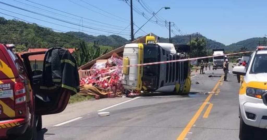 Mulher morre após bater carro em caminhão carregado de cerveja na SC-108